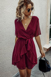 Spitzenkleid mit V-Ausschnitt, elastischer Taille und Rüschen